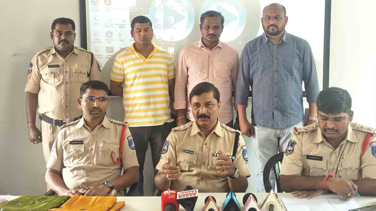 మాటలతో మభ్యపెట్టి చీరల దొంగతనం