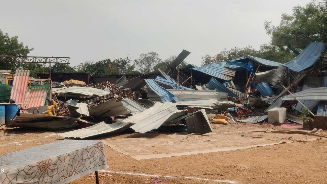 Hydraa | ప్రభుత్వ స్థలాన్ని ఆక్రమించి షెడ్ల నిర్మాణాలు.. కూల్చివేసిన హైడ్రా