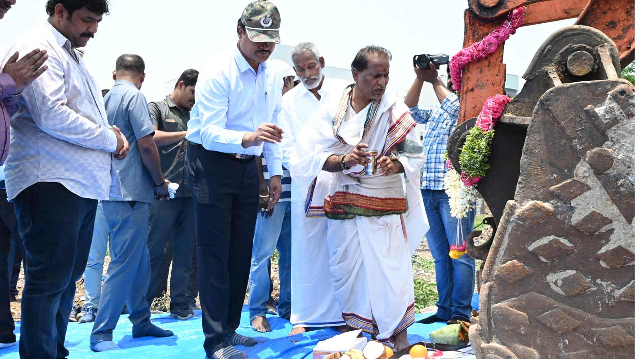 AV Ranganath | బతుకమ్మ కుంట అభివృద్ధి పనులను ప్రారంభించిన హైడ్రా కమిషనర్‌