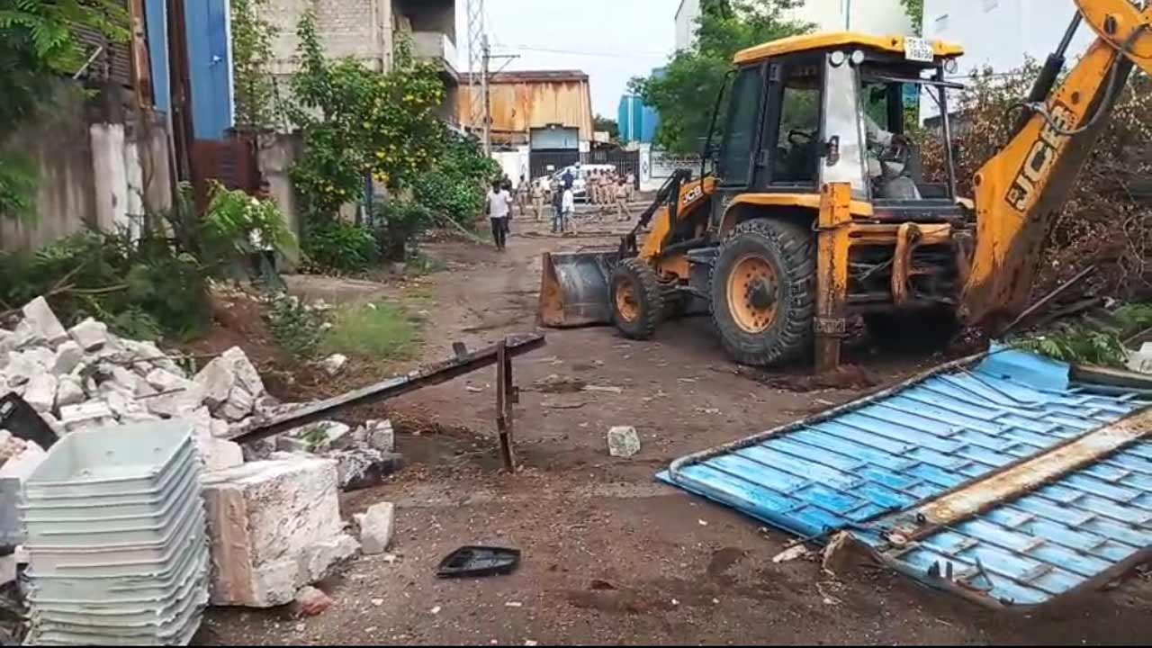 Hydraa | సూరారంలో హైడ్రా కూల్చివేతలు.. పట్టా భూముల్లో నిర్మాణాలు ఎలా కూల్చేస్తారని స్థానికుల ఆగ్రహం