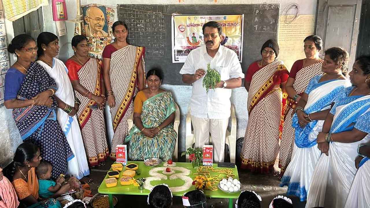 Leafy vegetables | ఆకు కూరల్లో అనేక పోషక విలువలు : ఎంపీడీవో జలంధర్ రెడ్డి