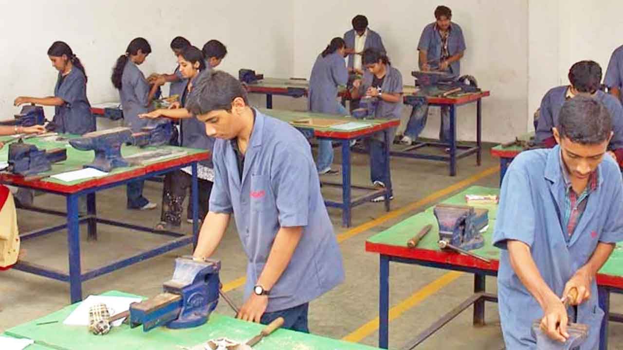 ITI | ఐటిఐలో శిక్షణ పోందే అవకాశాన్ని సద్వినియోగం చేసుకోండి