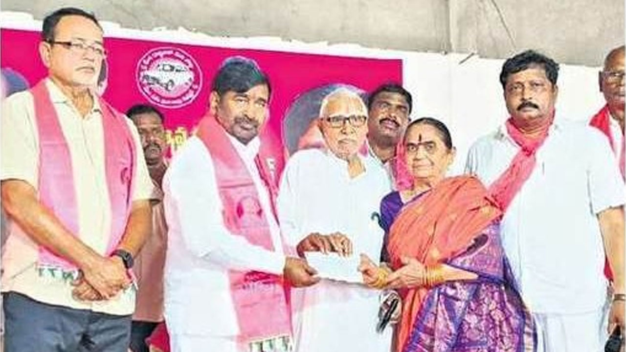 BRS Party | బీఆర్ఎస్ పార్టీ రజతోత్సవ సభకు విశ్రాంత ఉద్యోగి విరాళం