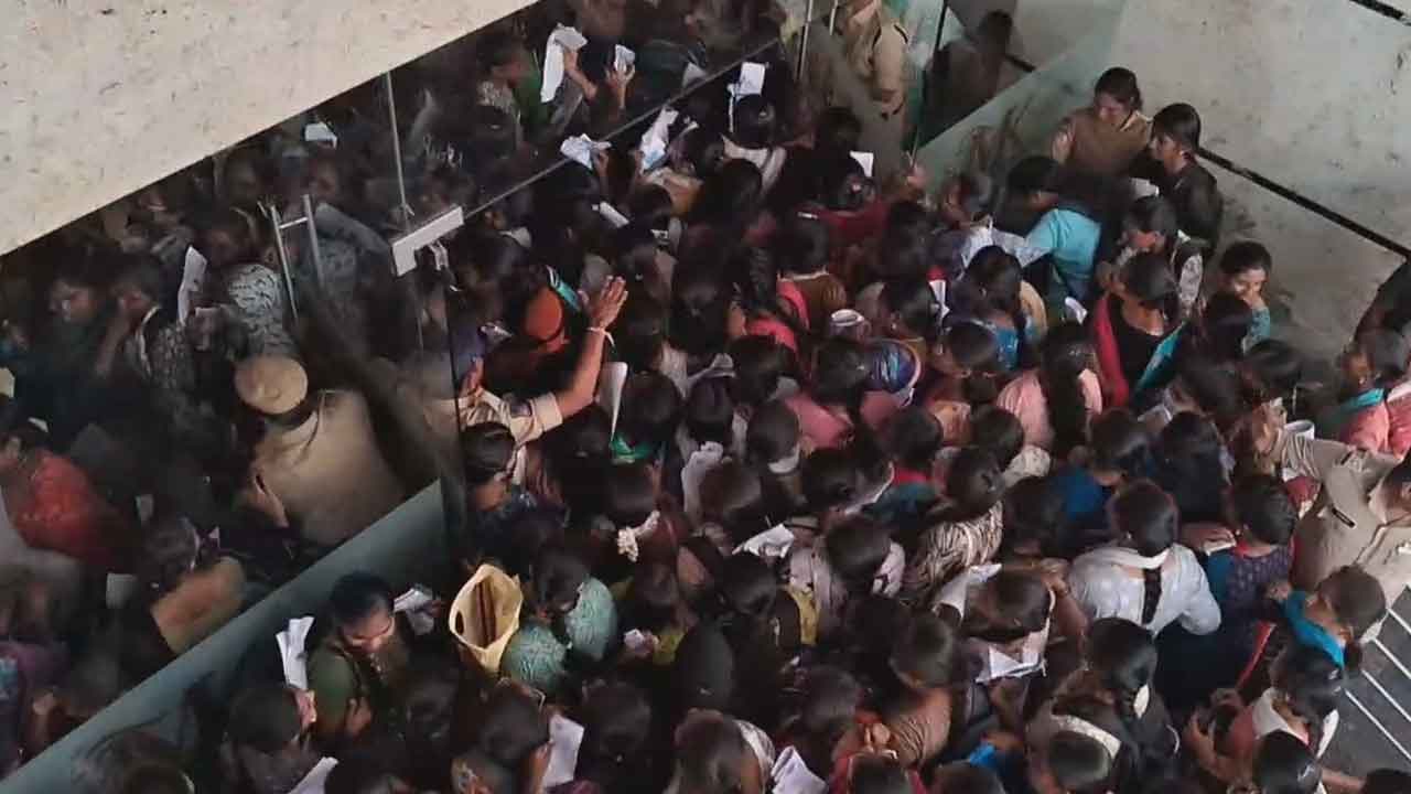 Warangal | జాబ్ మేళాలో తొక్కిసలాట.. ముగ్గురు యువతులకు గాయాలు : వీడియో