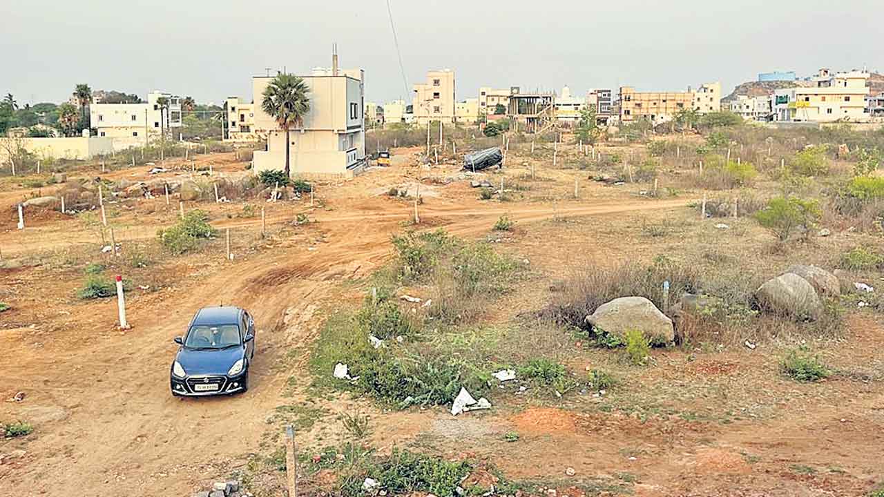 ఖాళీగా కనిపిస్తే.. కబ్జానే..!