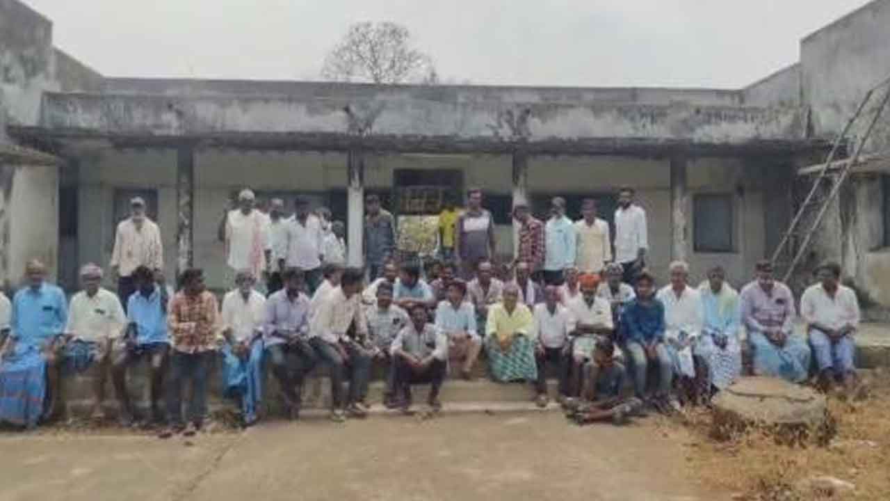 Kadem | పంటలకు నీళ్లు విడుదల చేయాలని నీటిపారుదల శాఖ కార్యాలయం ఎదుట రైతుల ధర్నా