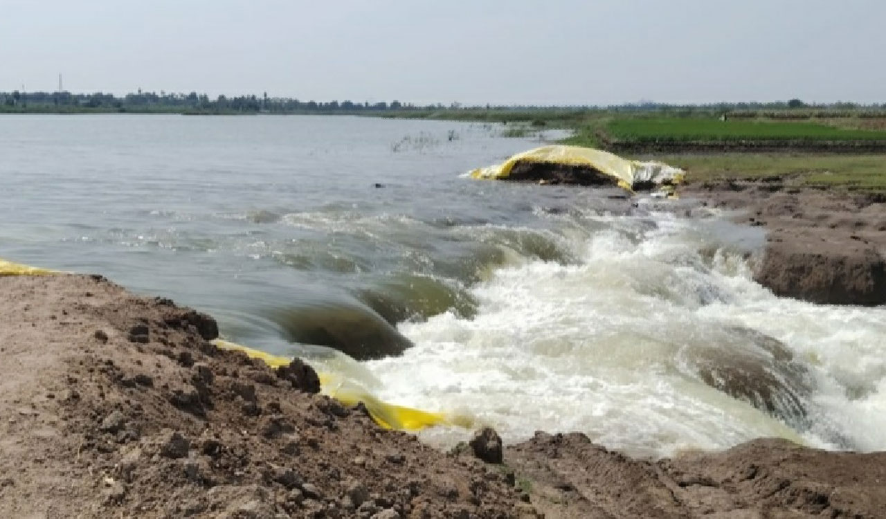 check dams | మరమ్మతులు చేసేదెప్పుడో..? మత్తళ్ళు దూకేదెన్నడో..?