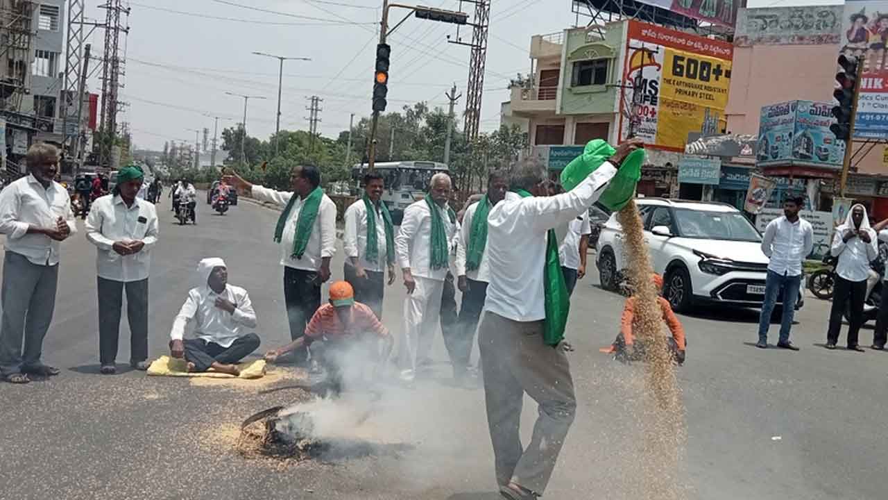 Farmers protest | తరుగు పేరుతో మిల్లర్ల మోసం.. ధాన్యం తగలబెట్టి రైతుల నిరసన