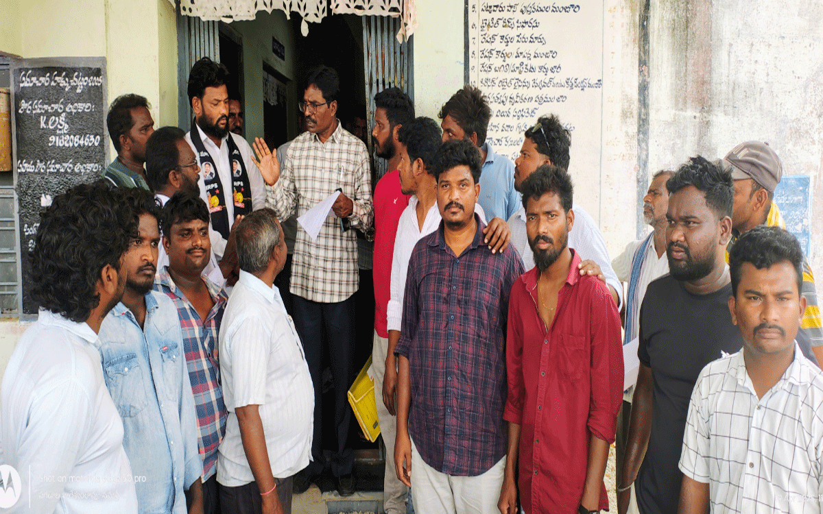 Karepalli : స్మశాన వాటికకు హద్దులు ఏర్పాటు చేయాల‌ని తాసీల్దార్‌కు విన‌తి