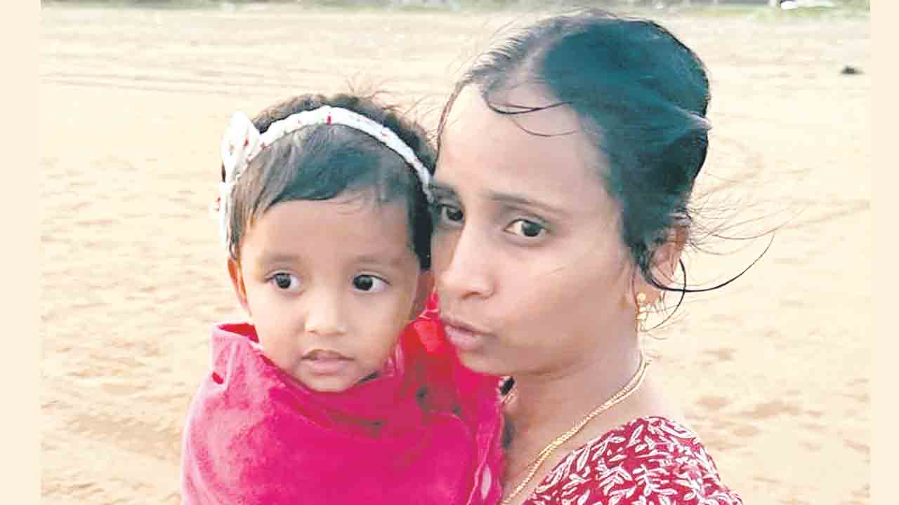 బిడ్డను చంపి తల్లి ఆత్మహత్య
