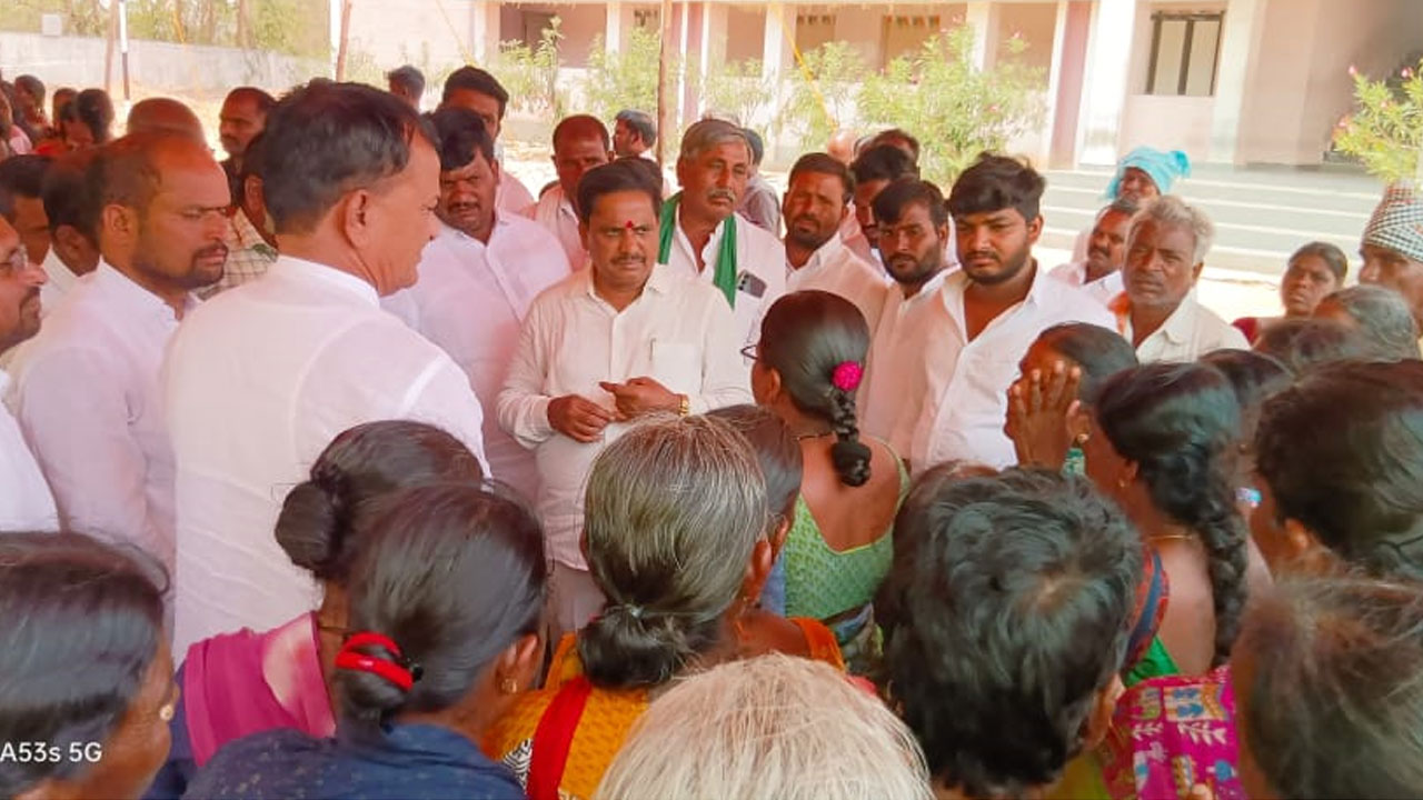 Kalwakurthy | కూలీ డ‌బ్బులు ఇప్పించండి.. ఎమ్మెల్యేను కోరిన ఉపాధి కూలీలు