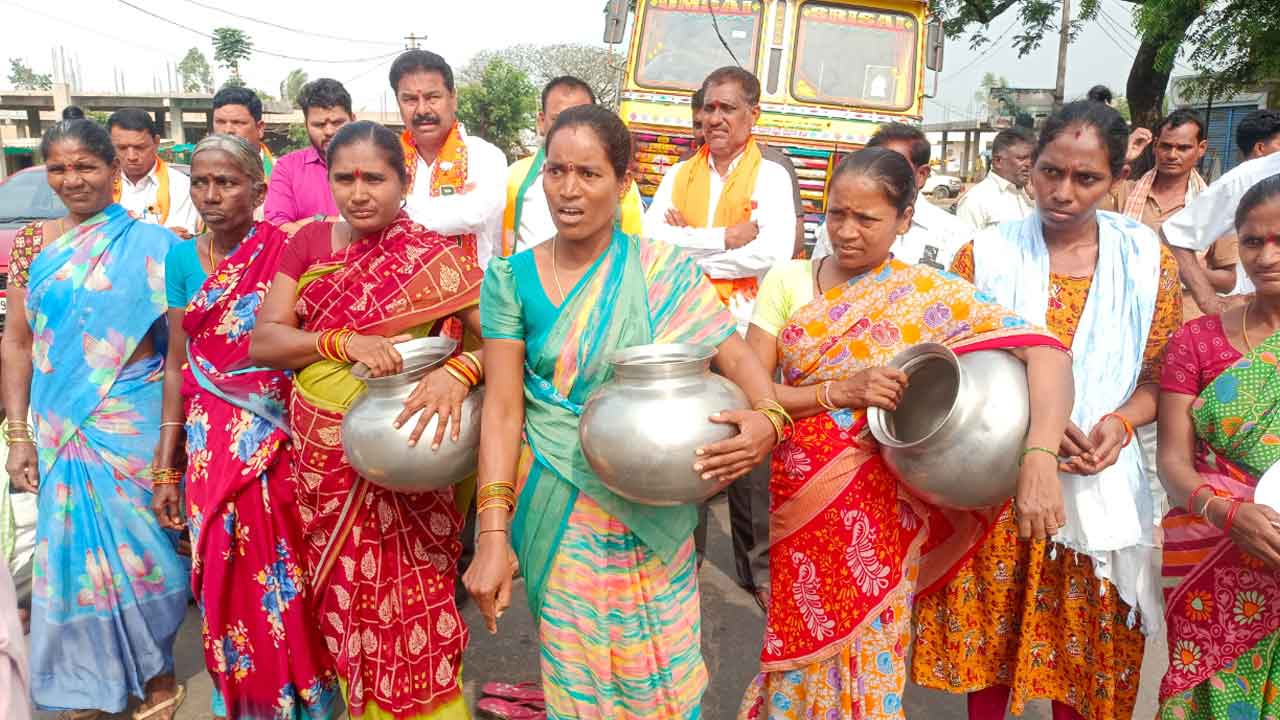 Women protest | ఖాళీ బిందెలతో మహిళల నిరసన.. రోడ్డుపై బైఠాయించి ధర్నా