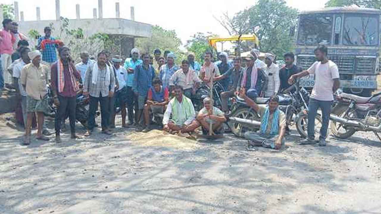 Grain purchase | ధాన్యం కొనుగోలు చేయాలని రోడ్డెక్కిన రైతులు