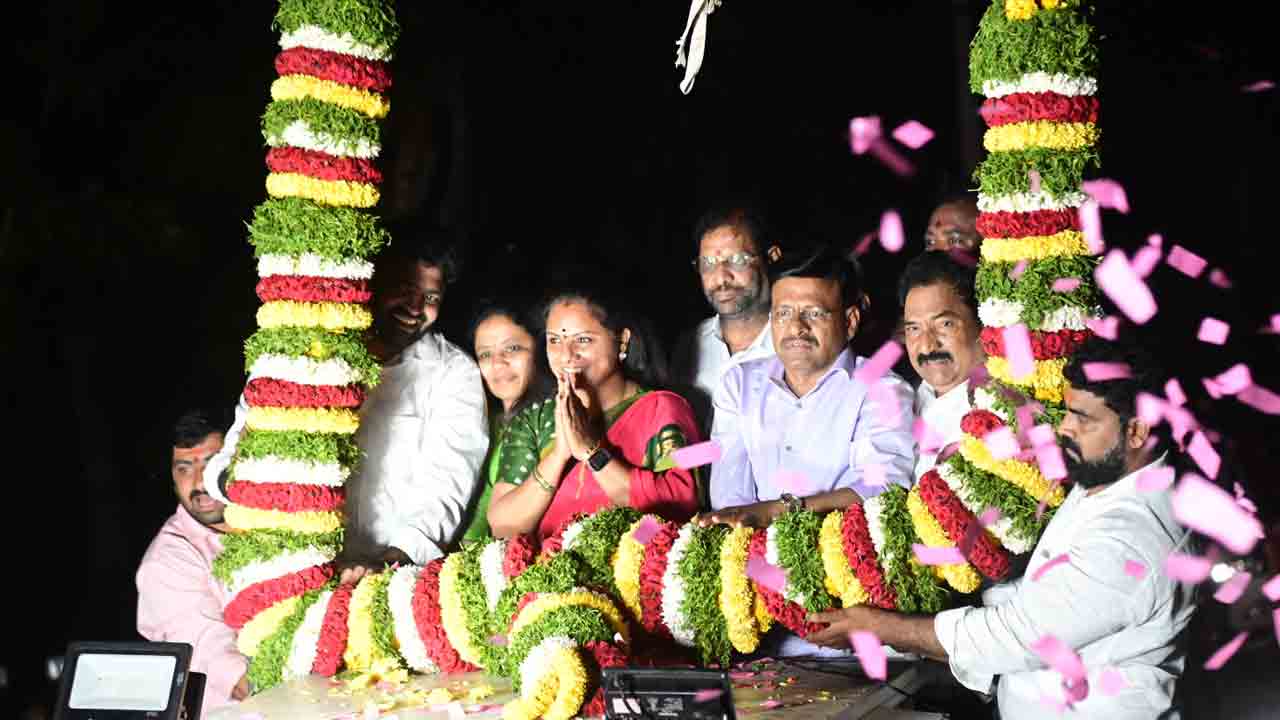 తెలంగాణలో పాలన పడకేసింది