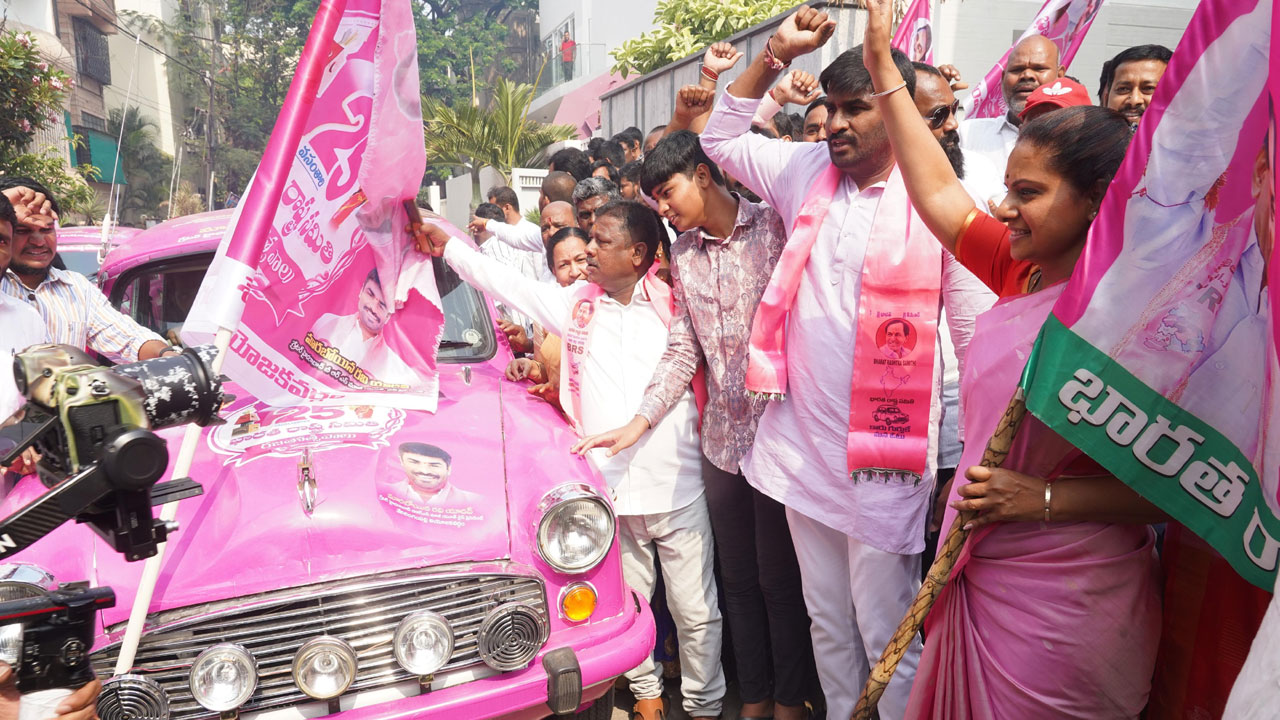 MLC Kavitha | 25 అంబాసిడ‌ర్ కార్ల‌తో ఎల్క‌తుర్తికి.. ర‌వి యాద‌వ్‌ను అభినందించిన ఎమ్మెల్సీ క‌విత‌