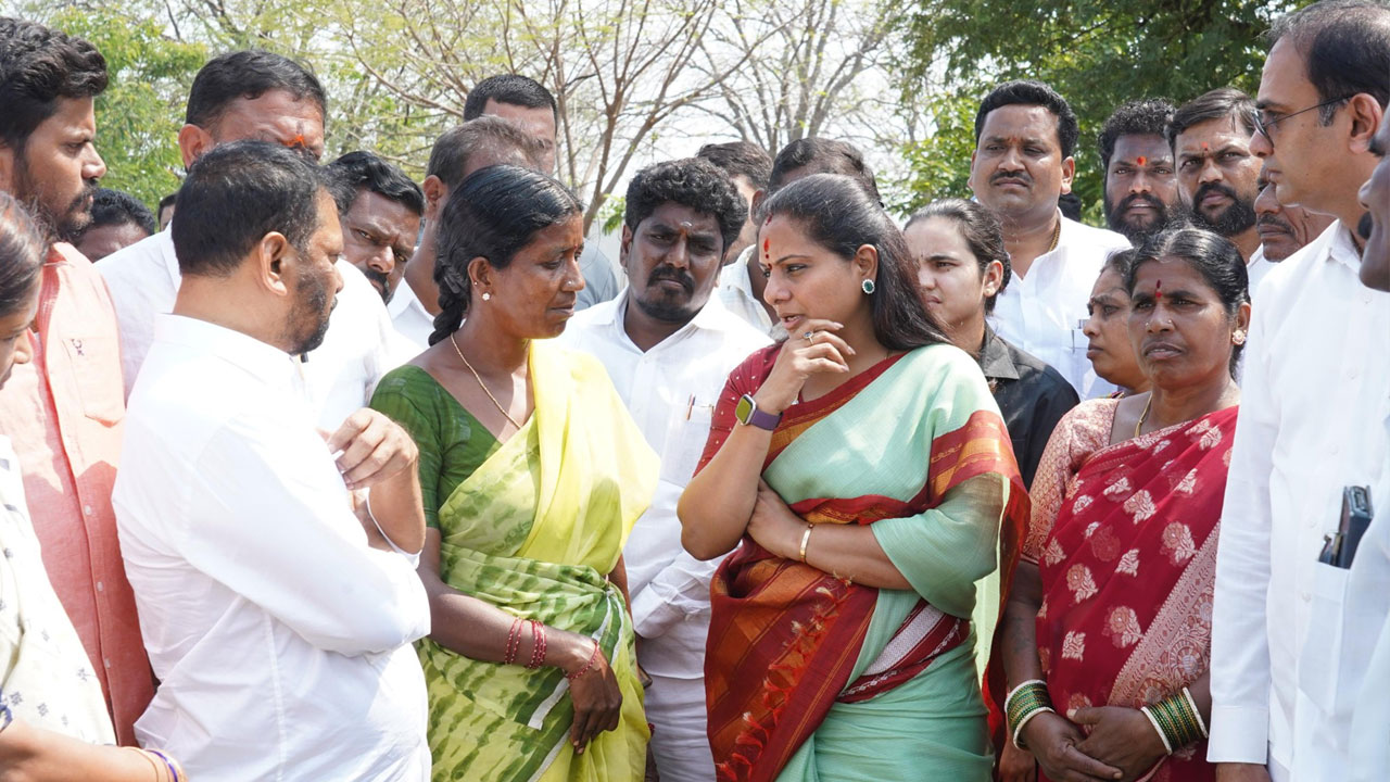 MLC Kavitha | పుట్టెడు దుఃఖంలో ఉన్న రైతులను చూస్తే గుండె బరువెక్కింది.. ఎమ్మెల్సీ కవిత ఆవేదన