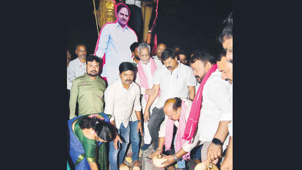 దిష్టి తీసి.. గుమ్మడి కాయ కొట్టి