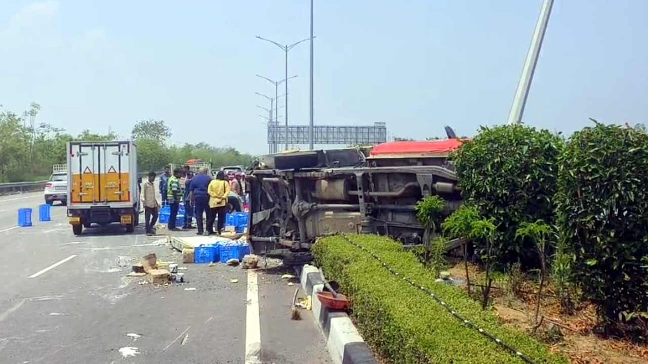 Hyderabad | ఓఆర్‌ఆర్‌పై మినీ వ్యాన్ బోల్తా.. ఇద్దరికి తీవ్ర గాయాలు
