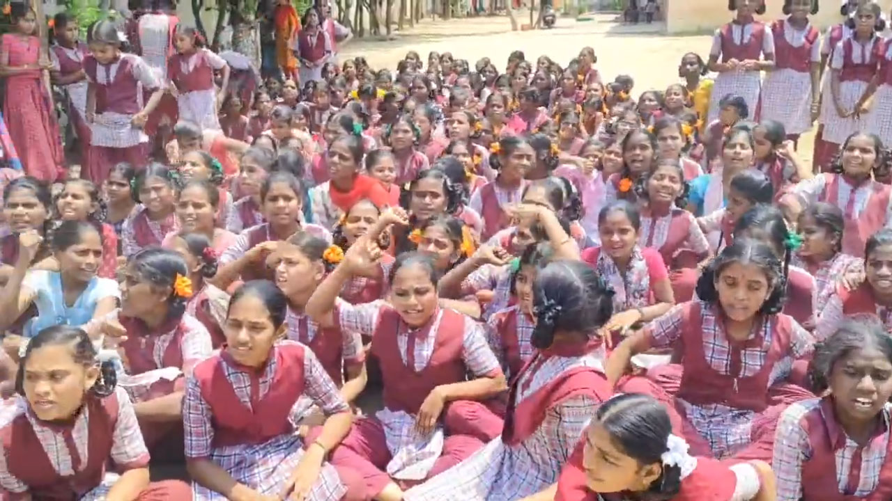 KGBV | ఇంగ్లీష్ టీచ‌ర్ వేధిస్తోంది.. మండుటెండ‌లో కేజీబీవీ విద్యార్థినుల ధ‌ర్నా