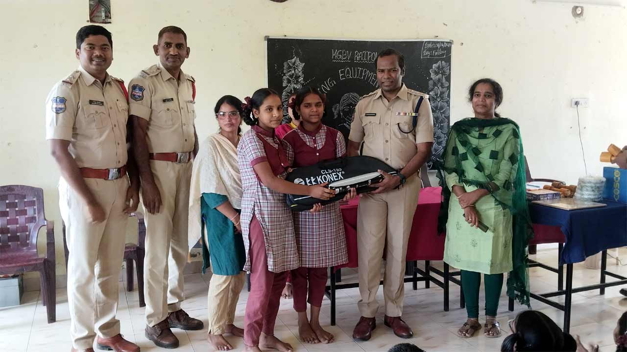 విద్యార్థులు చదువుతోపాటు క్రీడల్లో రాణించాలి: గజ్వేల్ ఏసీపీ పురుషోత్తం రెడ్డి.