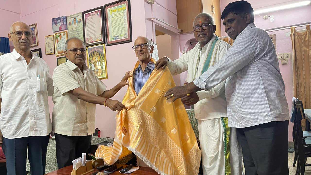 చదువులు నేర్పిన గురువుకు అపూర్వ సన్మానం.. భావోద్వేగానికి గురైన 87 ఏండ్ల గురువు.