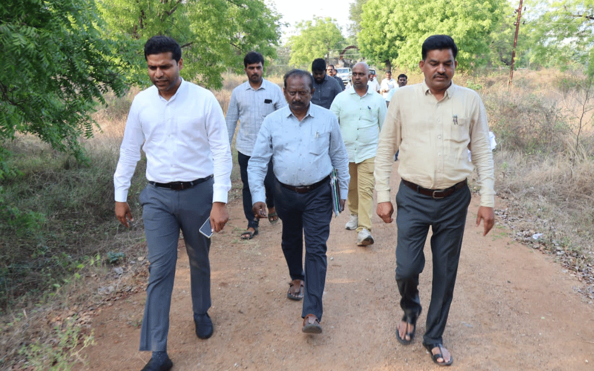 Collector Muzammil Khan : వైరాలో ఇంటిగ్రేటెడ్ రెసిడెన్షియ‌ల్ పాఠ‌శాల నిర్మాణానికి స్థ‌ల ప‌రిశీల‌న‌