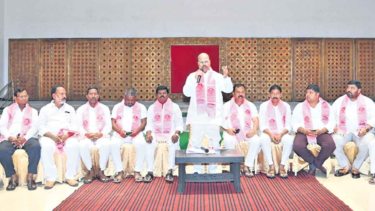 ఇంటికోజెండా..ఊరికో బండితో భారీగా తరలివెళ్దాం