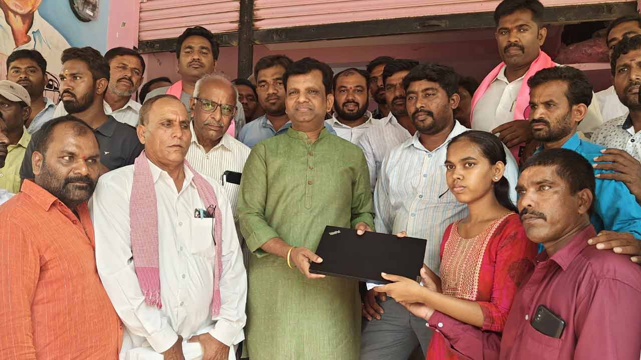 Gadari Kishore | పేద విద్యార్థినికి అండగా నిలిచిన మాజీ ఎమ్మెల్యే గాదరి కిశోర్