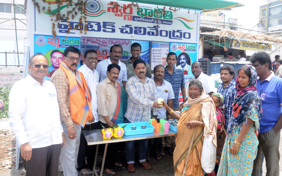 Kodada : స్వర్ణ భారతి ట్రస్ట్ సేవ‌లు అభినంద‌నీయం : తాసీల్దార్ వాజిద్‌