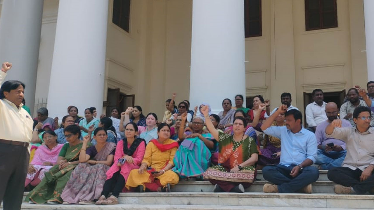 Contract Lecturers | కోఠి మహిళా విశ్వ విద్యాలయం కాంట్రాక్ట్ అధ్యాపకుల ఆందోళన