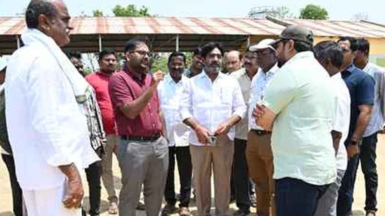 ధాన్యం కొనుగోళ్లను వెంటనే ప్రారంభించాలి : కలెక్టర్ కోయ శ్రీహర్ష