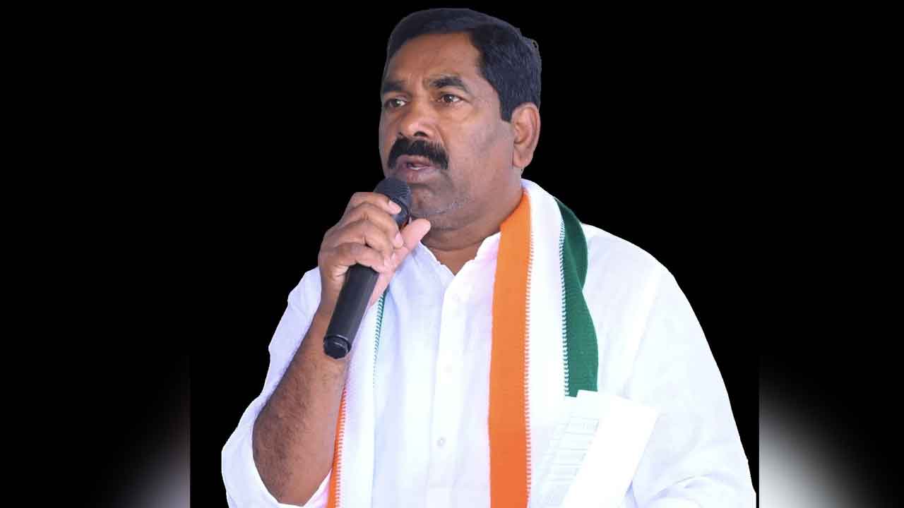 MLA KR Nagaraju | వృద్ధురాలకి ఆశ్రయం కల్పించిన ఎమ్మెల్యే కేఆర్ నాగరాజు