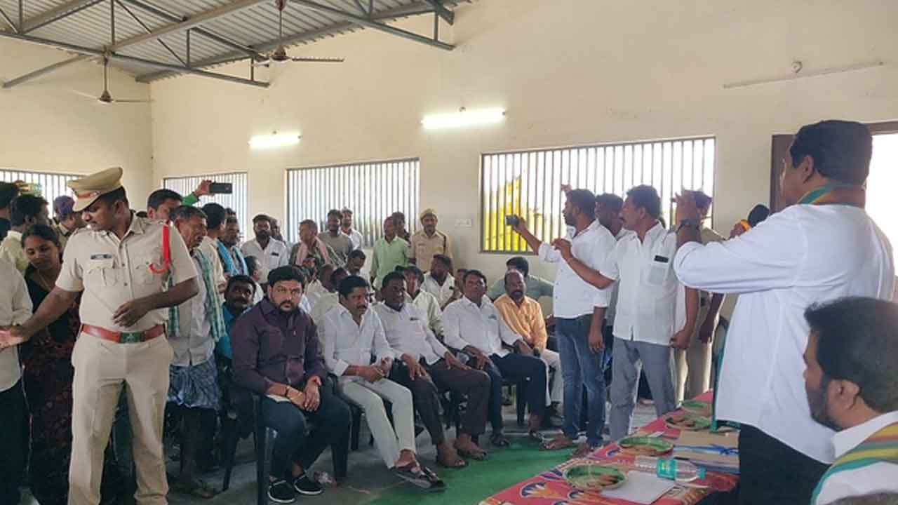 MLA KR Nagaraju | ఎమ్మెల్యే కేఆర్ నాగరాజుకు నిరసన సెగ..ధాన్యం కొనుగోళ్లపై నిలదీసిన రైతులు