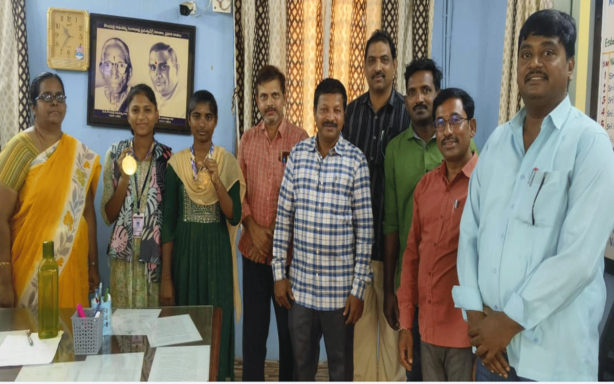 Kodada : వెయిట్ లిఫ్టింగ్‌లో కేఆర్ఆర్ ప్రభుత్వ డిగ్రీ కళాశాల విద్యార్థినుల ప్ర‌తిభ‌