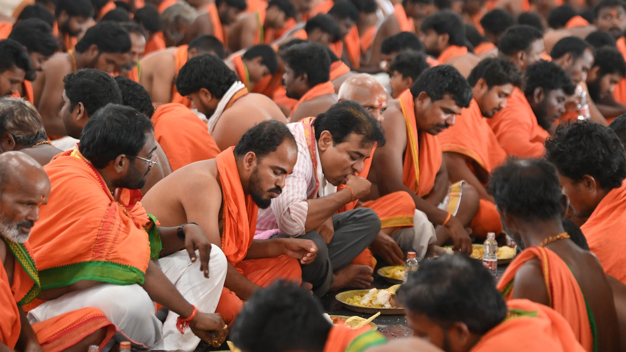 KTR | హనుమాన్ పూజలో పాల్గొని.. స్వాములతో కలిసి భోజనం చేసిన కేటీఆర్
