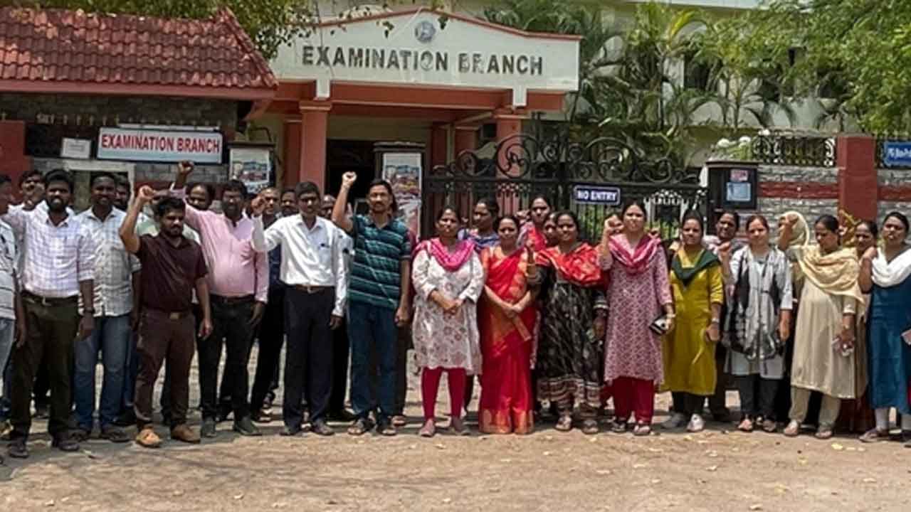 KU | కాంట్రాక్ట్ అధ్యాపకులను రెగ్యులర్ చేయాలని విధులు బహిష్కరించి నిరసన