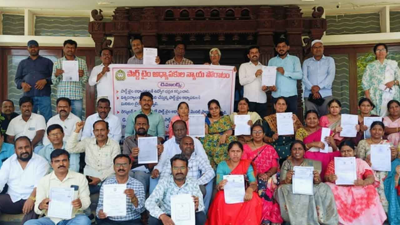 Kakatiya unicersity | డాక్టరేట్‌ని ప్రదర్శిస్తూ పార్ట్ టైం అధ్యాపకుల వినూత్న నిరసన