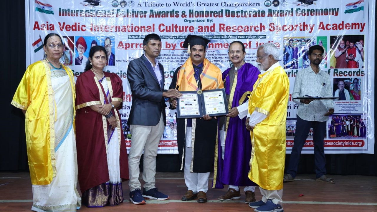 డాక్టరేట్‌ అందుకున్న ప్రభుత్వ ఉపాధ్యాయుడు లచ్చిరాం