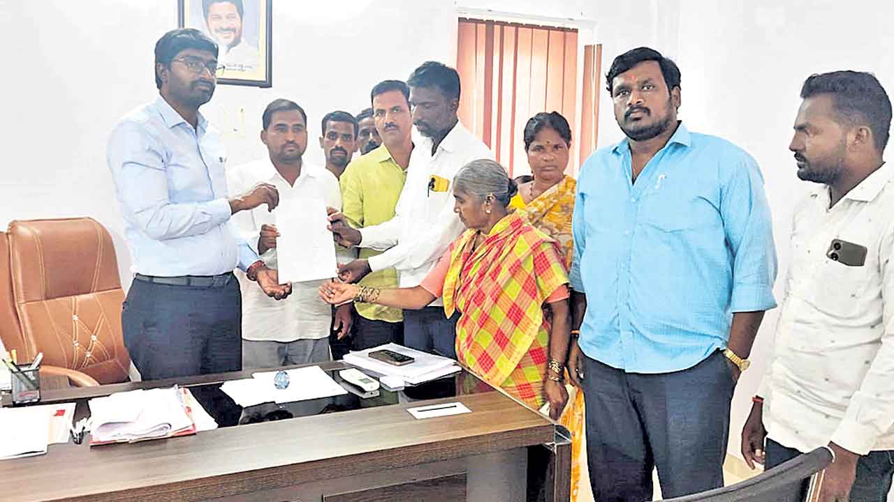 పరిహారం ఇచ్చాకే పనులు చేపట్టాలి