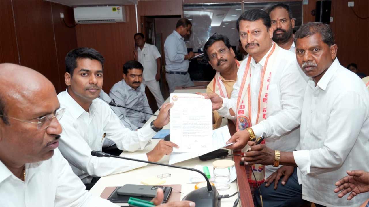 హమాలీ బస్తీలోని డబుల్‌ బెడ్రూం ఇండ్లను కేటాయించండి.. కలెక్టర్‌కు వినతి