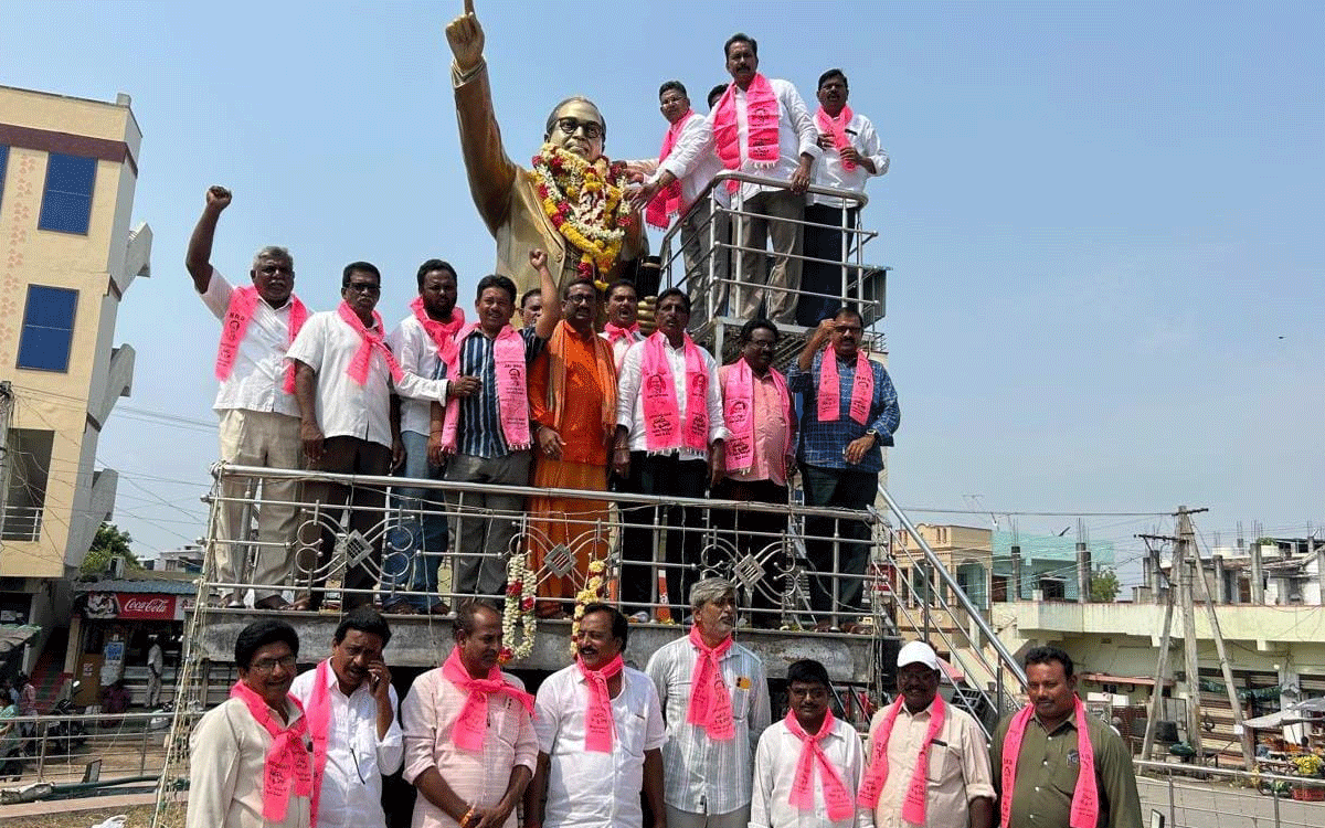 Madhira : అంబేద్కర్ రాసిన రాజ్యాంగంతోనే కేసీఆర్ రాష్ట్రాన్ని సాధించారు : లింగాల క‌మ‌ల‌రాజు