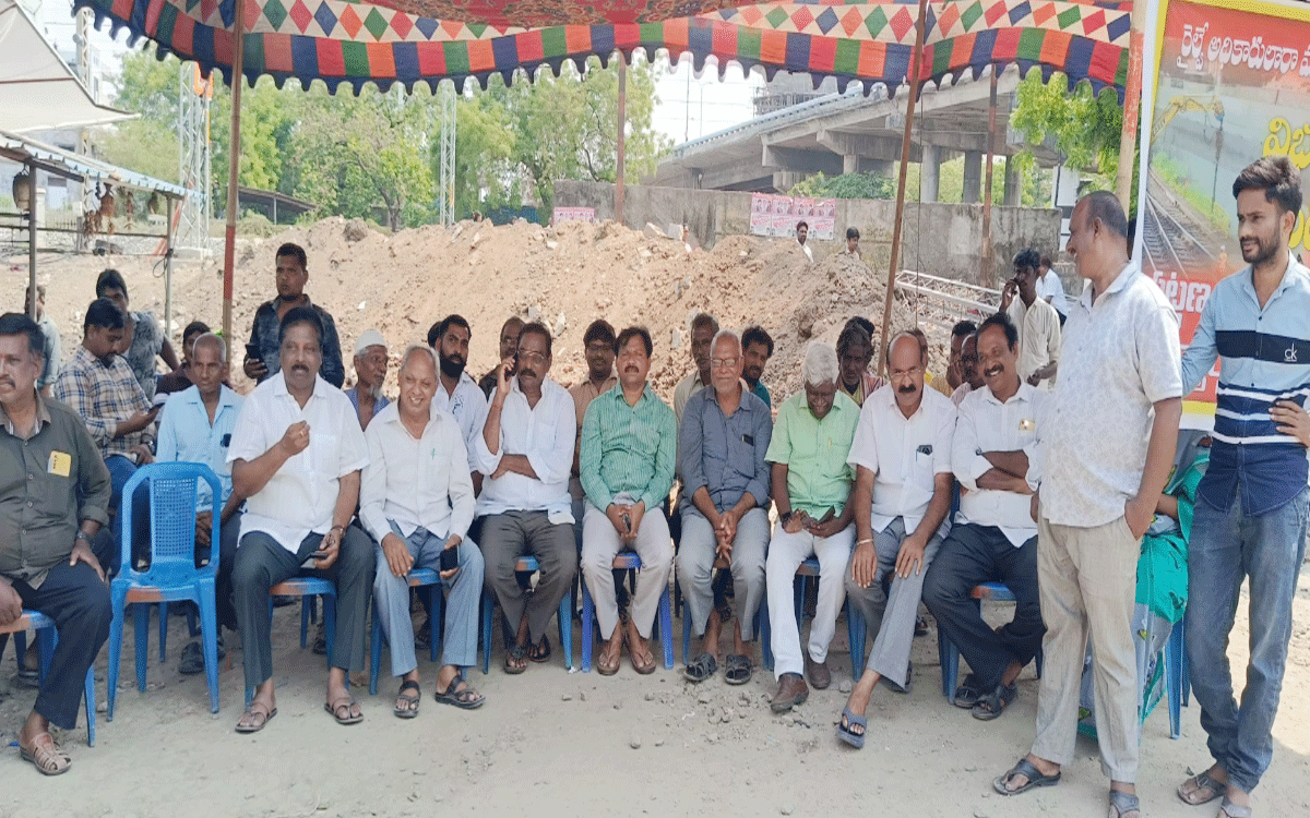 Madhira : రైల్వే పాత గేటు సమీపంలో నిర్మాణాలు నిలిపివేయాలని అఖిలపక్షం ధర్నా