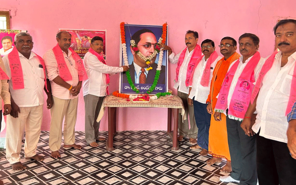 Madhira : అంబేద్కర్ రాసిన రాజ్యాంగంతోనే కేసీఆర్ రాష్ట్రాన్ని సాధించారు : లింగాల క‌మ‌ల‌రాజు