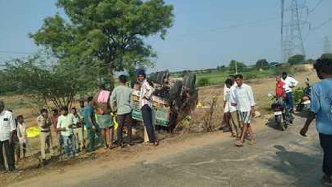 Urea lorry overturns | యూరియా లారీ బోల్తా.. డ్రైవర్‌కు తీవ్ర గాయాలు