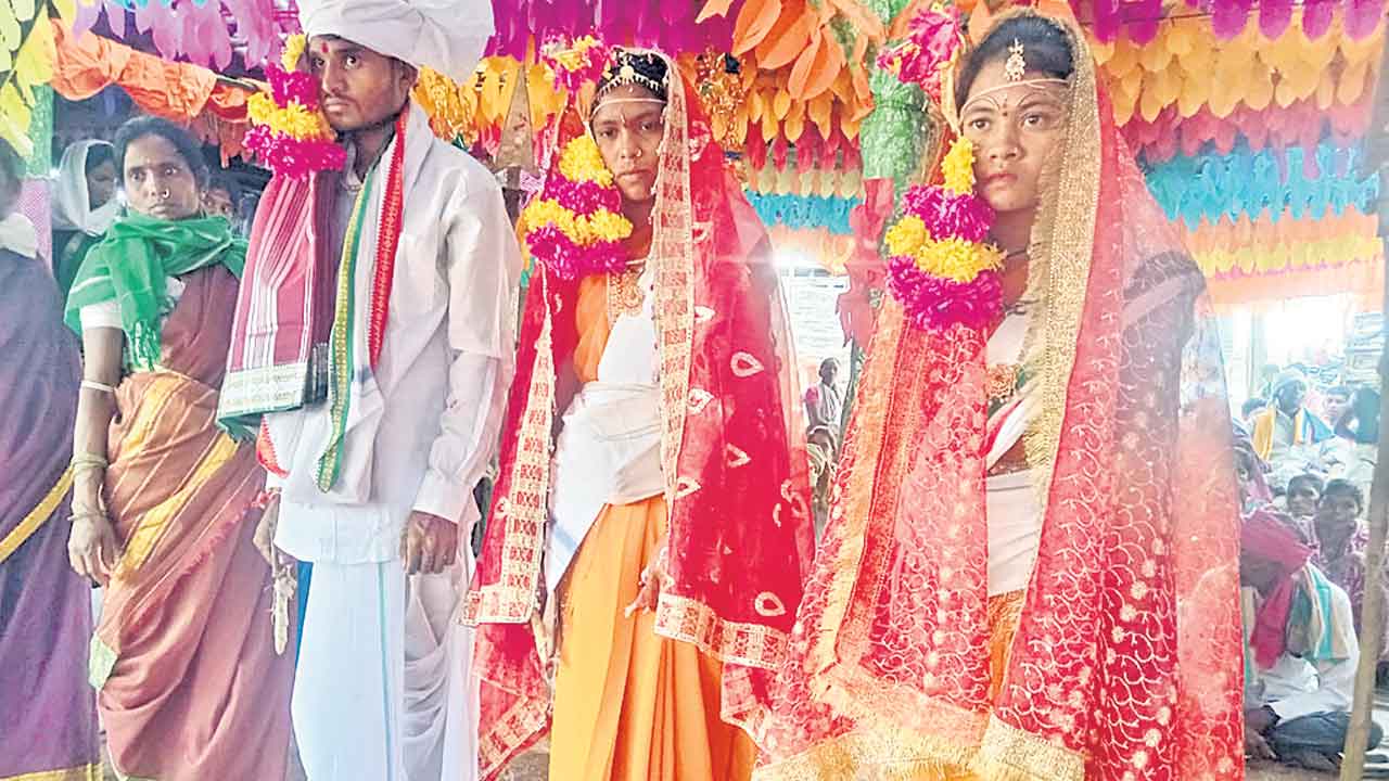 Jainoor | ఇద్దరిని ప్రేమించి.. పెద్దలను ఒప్పించి.. ఒకే మండపంలో ఇద్దరికి తాళి కట్టిన యువకుడు