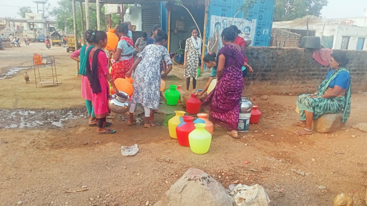 Drinking Water | మాధవరంలో మంచినీటి ఎద్దడి.. మ‌హిళ‌ల ఆందోళ‌న‌