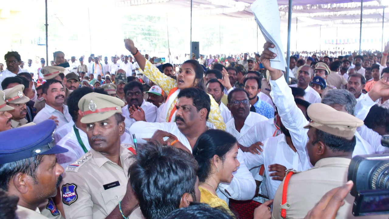 Gadwal | భూభారతి అవగాహన సదస్సులో ప్రోటోకాల్ రగడ