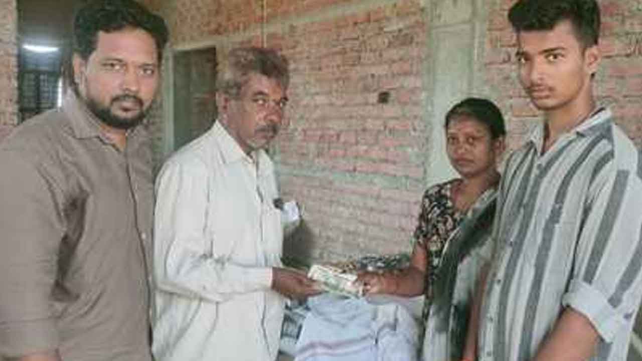 Martyr family | మొదటి నెల జీతాన్ని అమరుడి కుటుంబానికి అందజేసిన ప్రభుత్వ ఉద్యోగి