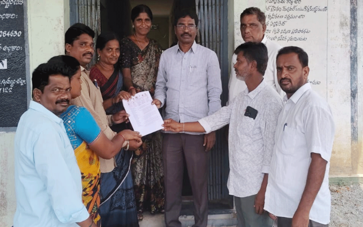 MGNREGS : వేతనాలు చెల్లించాలని అధికారులకు ఫీల్డ్ అసిస్టెంట్ల‌ వినతి