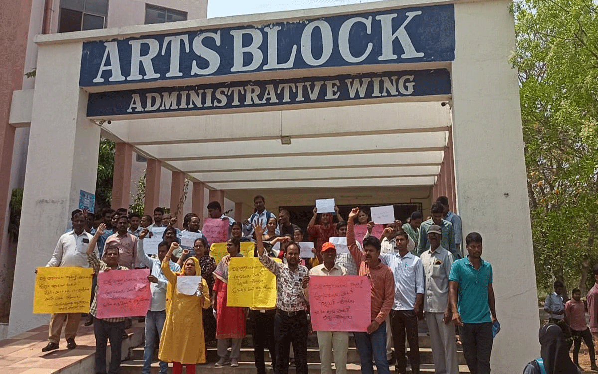 MGU : జీఓ 21 రద్దు చేయాలని ఎంజీయూలో కాంట్రాక్ట్ అధ్యాపకుల నిరసన